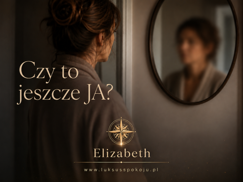 Elizabeth stoi przed lustrem i zatrzymuje się, patrząc na swoje odbicie. Symboliczny moment rozpoczęcia Drogi Powrotu do siebie.